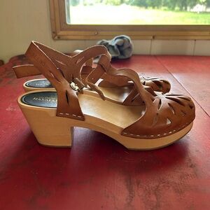 Size 39 (women’s 9) Swedish hasbeen clogs